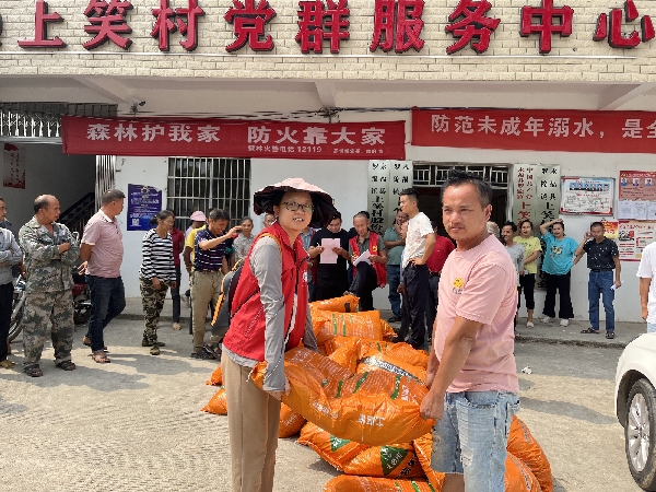 科技特派员赠送生产物资 助力乡村振兴