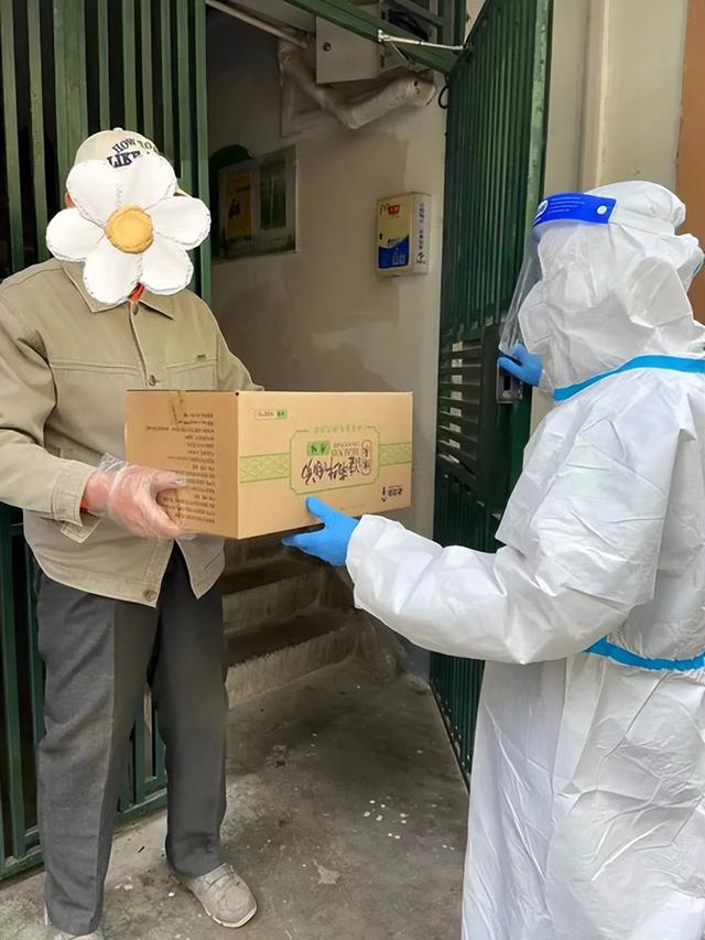 6611名獨(dú)居老人的暖心服務(wù)不打烊！來看看徐匯各街鎮(zhèn)怎么做的（徐匯區(qū)街道老人服務(wù)）"