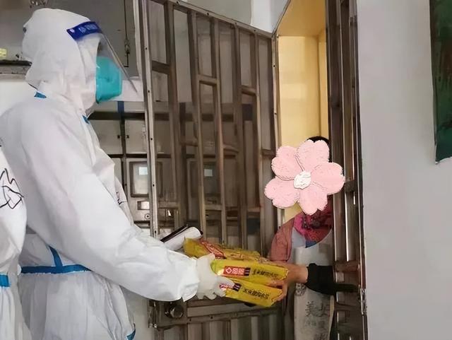 6611名獨(dú)居老人的暖心服務(wù)不打烊！來看看徐匯各街鎮(zhèn)怎么做的（徐匯區(qū)街道老人服務(wù)）"