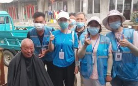 “理發(fā)小分隊”化解急難事兒，居家養(yǎng)老上門服務(wù)逐步恢復(fù)（為行動不便老人上門理發(fā)）