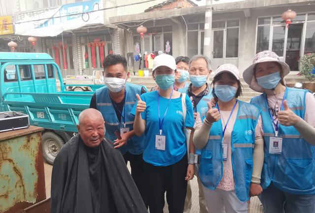 “理發小分隊”化解急難事兒，居家養老上門服務逐步恢復（為行動不便老人上門理發）