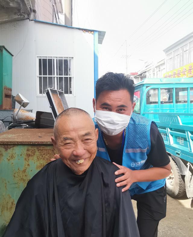 “理發小分隊”化解急難事兒，居家養老上門服務逐步恢復（為行動不便老人上門理發）