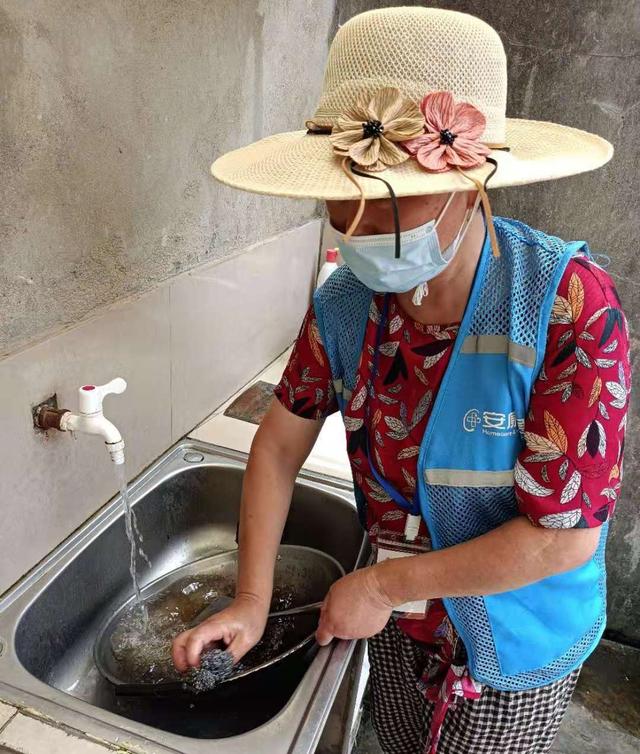 “理發小分隊”化解急難事兒，居家養老上門服務逐步恢復（為行動不便老人上門理發）