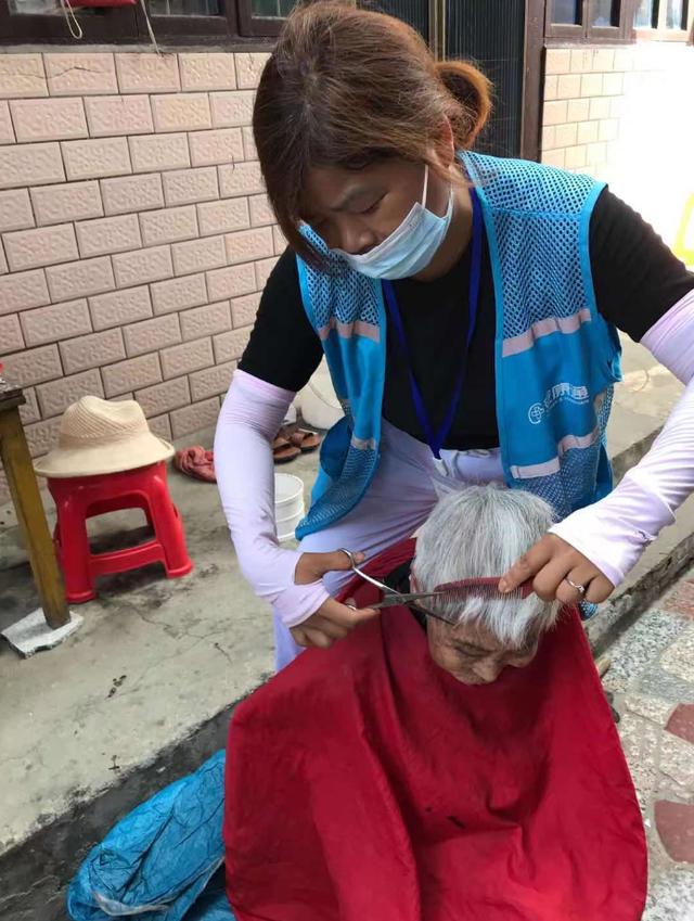 “理發小分隊”化解急難事兒，居家養老上門服務逐步恢復（為行動不便老人上門理發）
