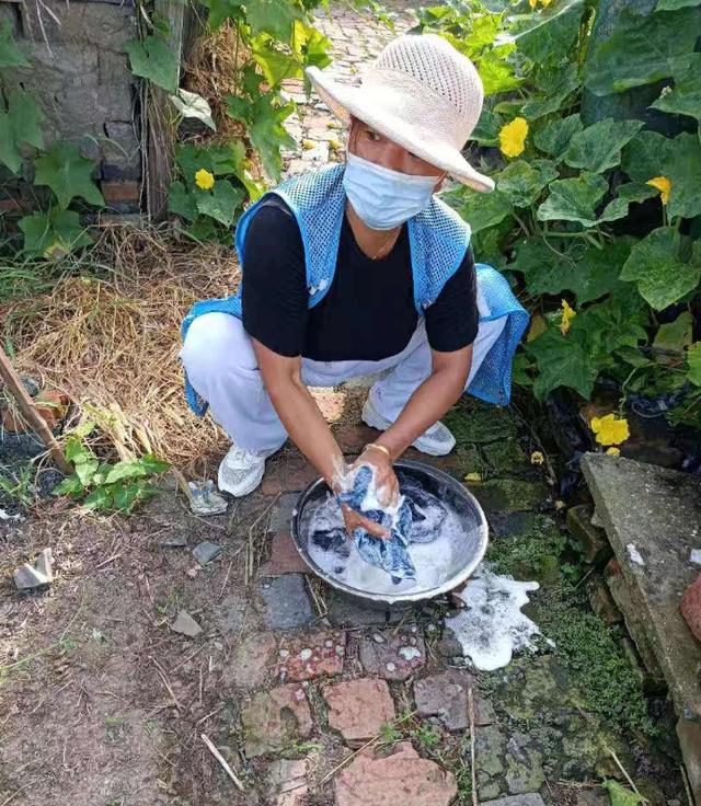 “理發小分隊”化解急難事兒，居家養老上門服務逐步恢復（為行動不便老人上門理發）