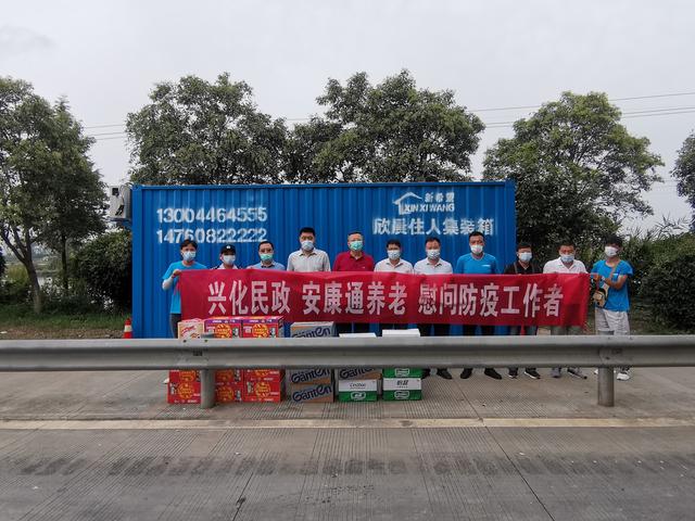 “理發小分隊”化解急難事兒，居家養老上門服務逐步恢復（為行動不便老人上門理發）